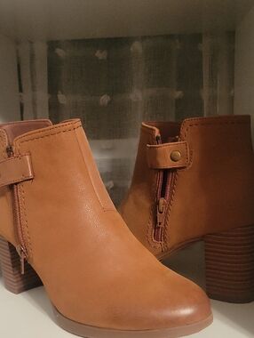 Clarks Women's Tan Leather Ankle Booties with Side Zipper